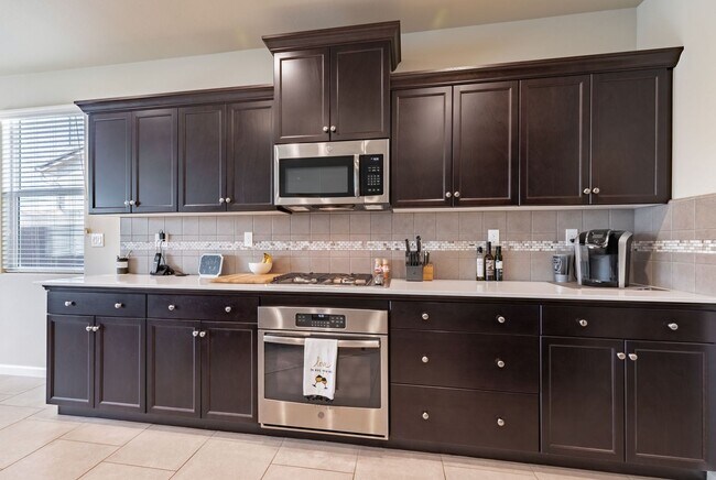 Foto del edificio - 3 Bed + Den With 3 bathrooms with Oversize...