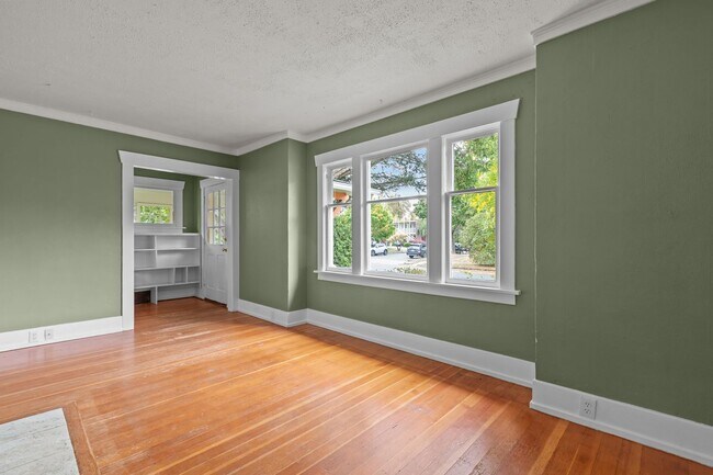 Building Photo - Classic Tacoma Charm with Room to Breathe....