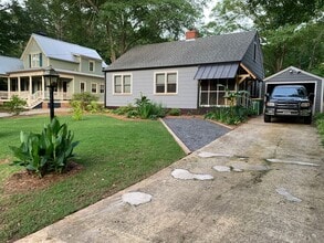 Building Photo - 555 King Ave