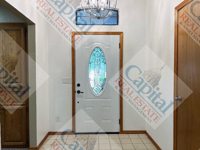 Building Photo - Charming 3 Bedroom