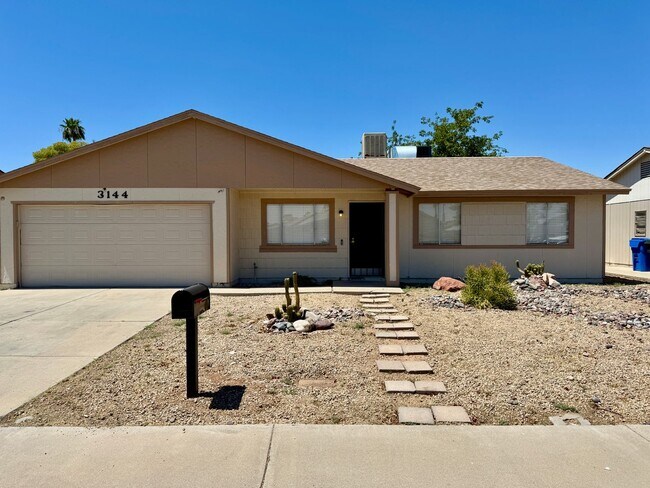 Building Photo - 3 Bedroom / 2 Bath Single Level Home in Ph...