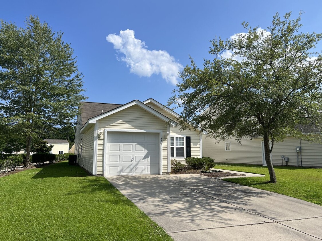 Primary Photo - Now Pet Friendly! 3 Bedroom, 2 Bath Home, ...