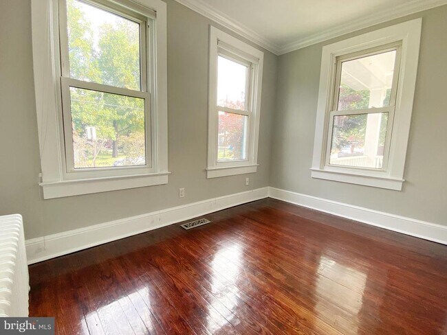 Building Photo - 432 E Luray Ave