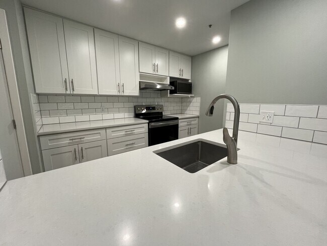 Foto del edificio - 1BD/1BA RiverPlace Condo - Secure Parking Included. Walk to OHSU, Waterfront, Shops & Restaurants.
