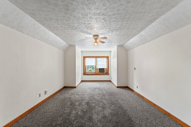Building Photo - 817 Rubel Ave