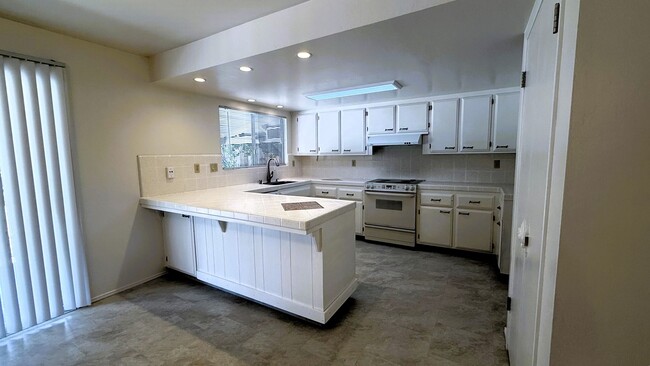 Building Photo - 3 Bed/ 2.5 bath Single Story