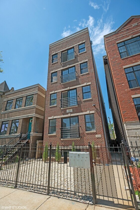 Primary Photo - 4824 S Champlain Ave