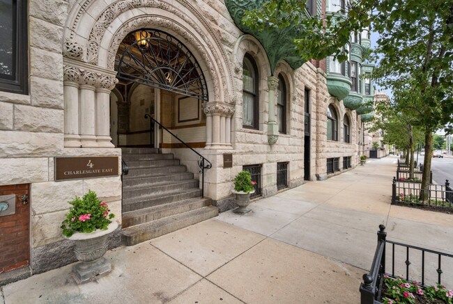 Building Photo - 4 Charlesgate E
