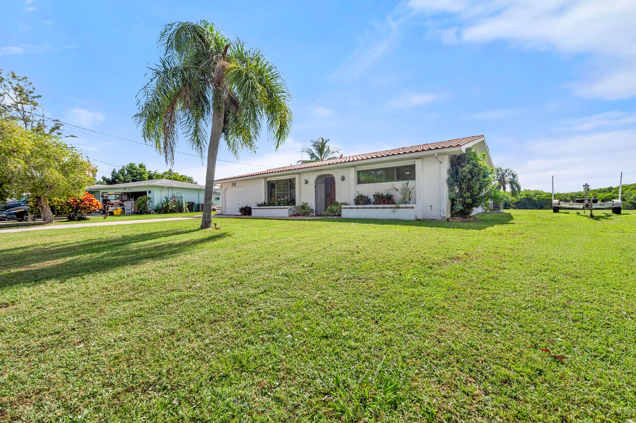 Primary Photo - 1075 SE Coral Reef St