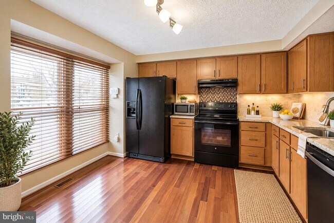 Foto del edificio - 6121 Cedar Wood Dr