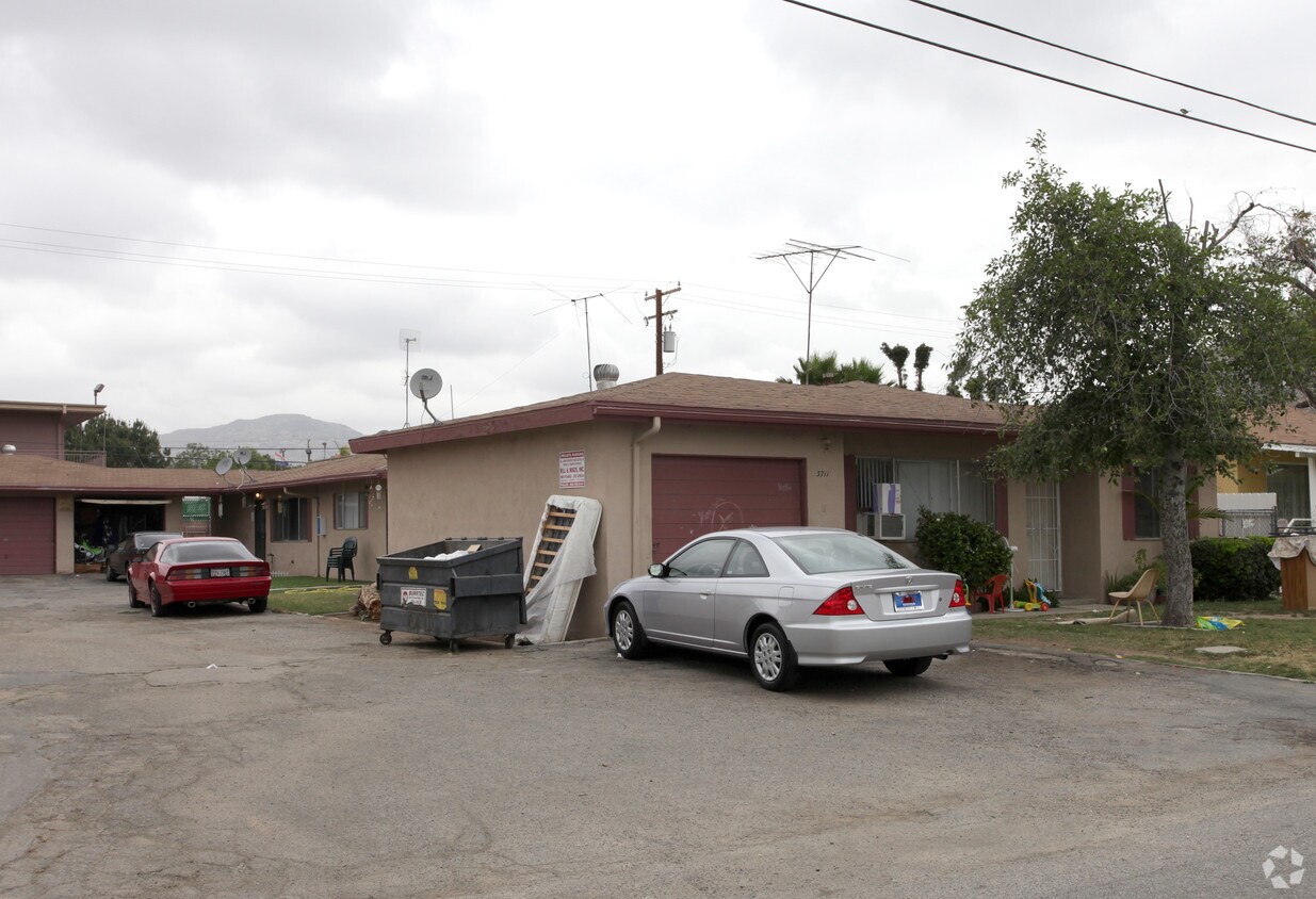 Foto del edificio - 3711-3721 Pioneer Dr