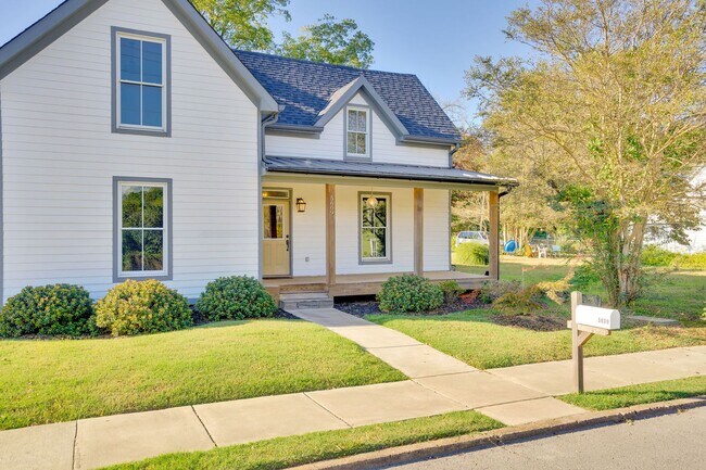 Foto del edificio - 6 Bedroom house in St Elmo!