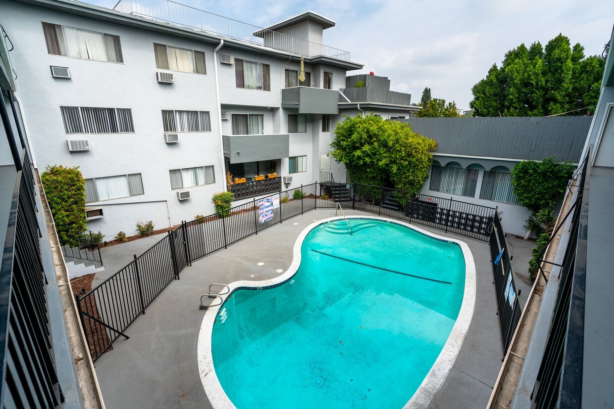 Building Photo - 4950 Coldwater Canyon
