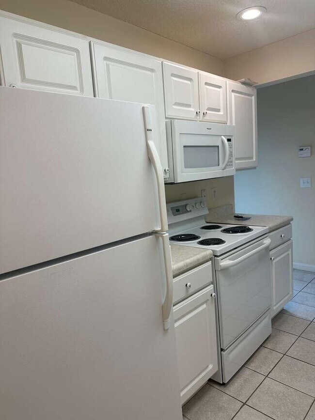 Foto del edificio - 11230 Centway Park Dr