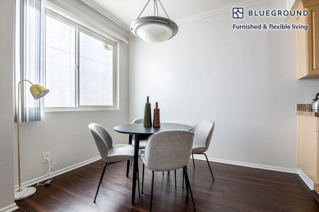 Foto del edificio - 467 S Arnaz Dr