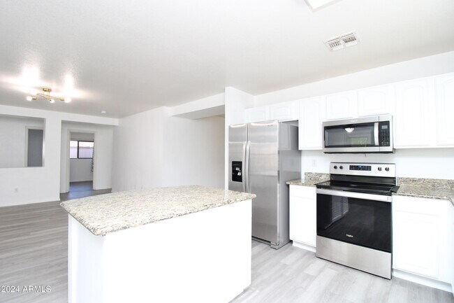 Building Photo - 2112 E Wildhorse Dr