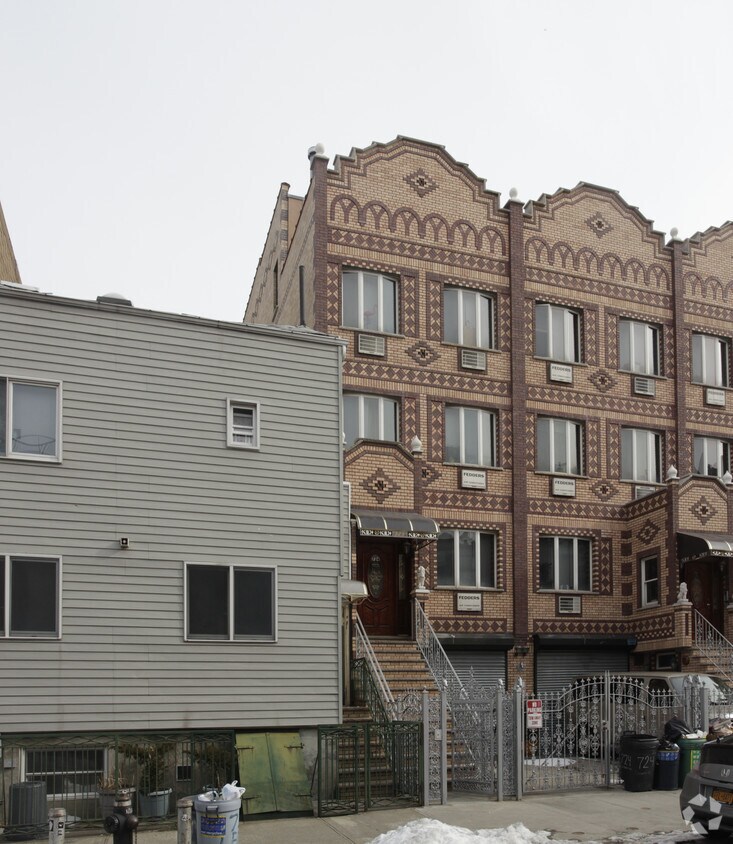 Primary Photo - 724 Leonard St