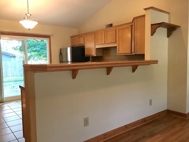 Building Photo - Great 3 Bedroom 2 Bathroom Ranch Home in S...