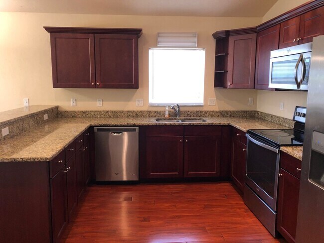 Building Photo - Updated 3bed/2bath home just minutes from ...