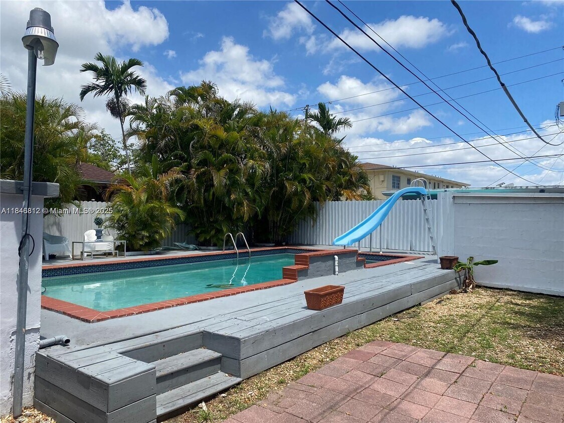Foto principal - 4495 SW 1st St
