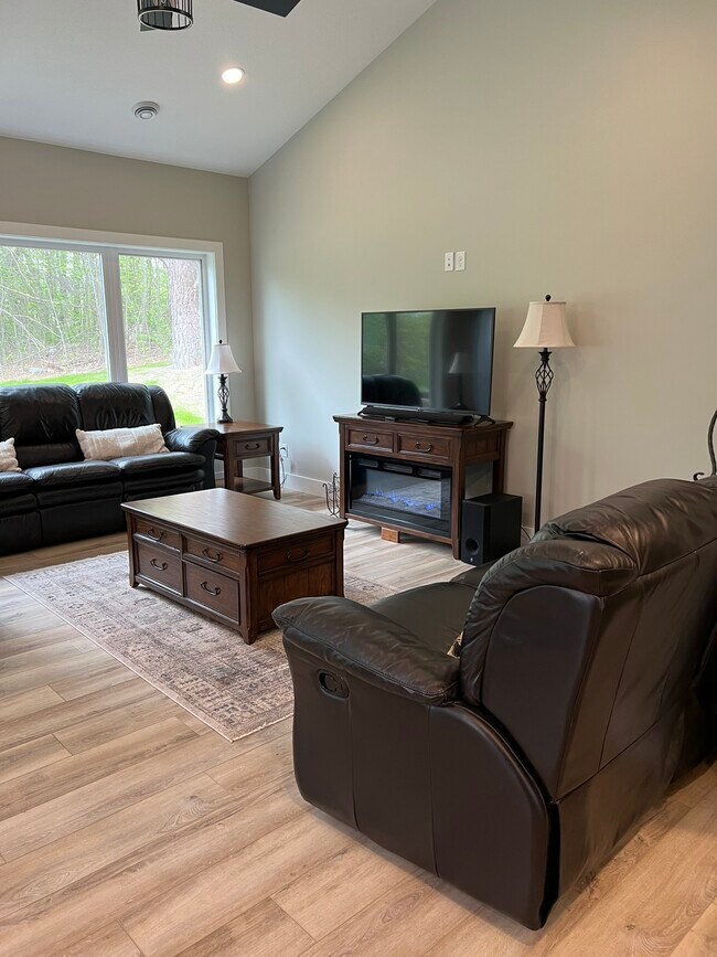 Great room-living area - 3319 Lakecrest Rd NE