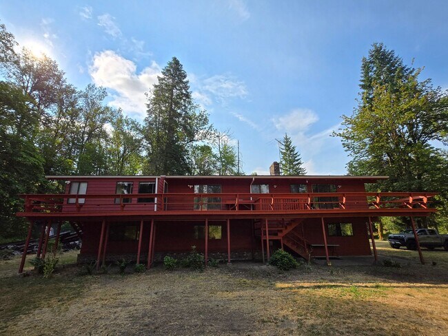 Foto del edificio - Riverfront Property 3 Bedroom 2 Bath in To...