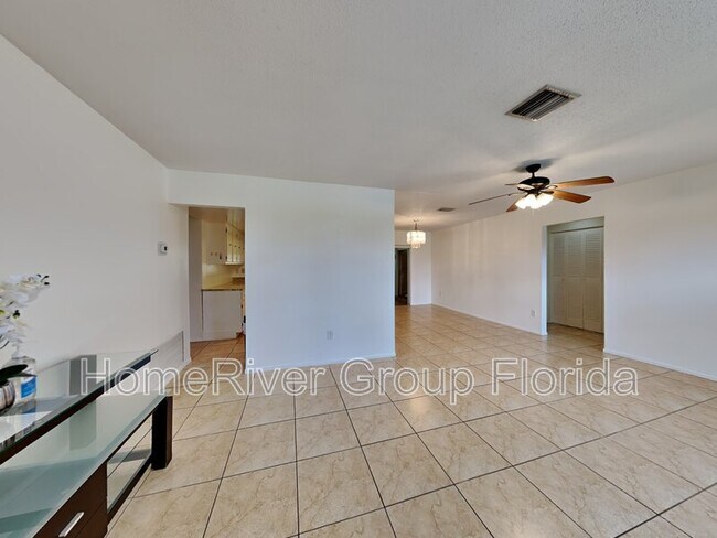 Building Photo - 2496 Beacon Dr