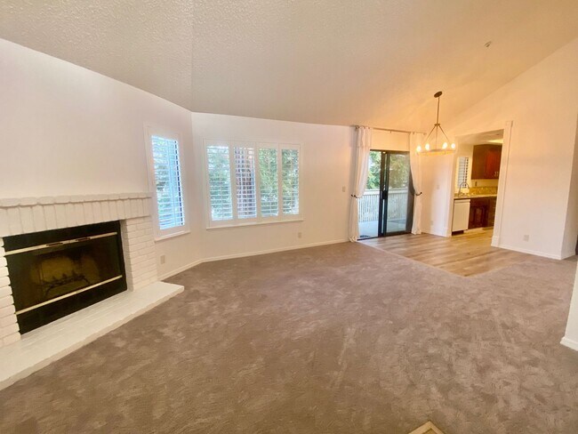 Foto del edificio - Pleasanton Townhouse, 2 Bed 2 Bath Upstairs End Unit, Private Patio, 2 parking spots, Close to do...