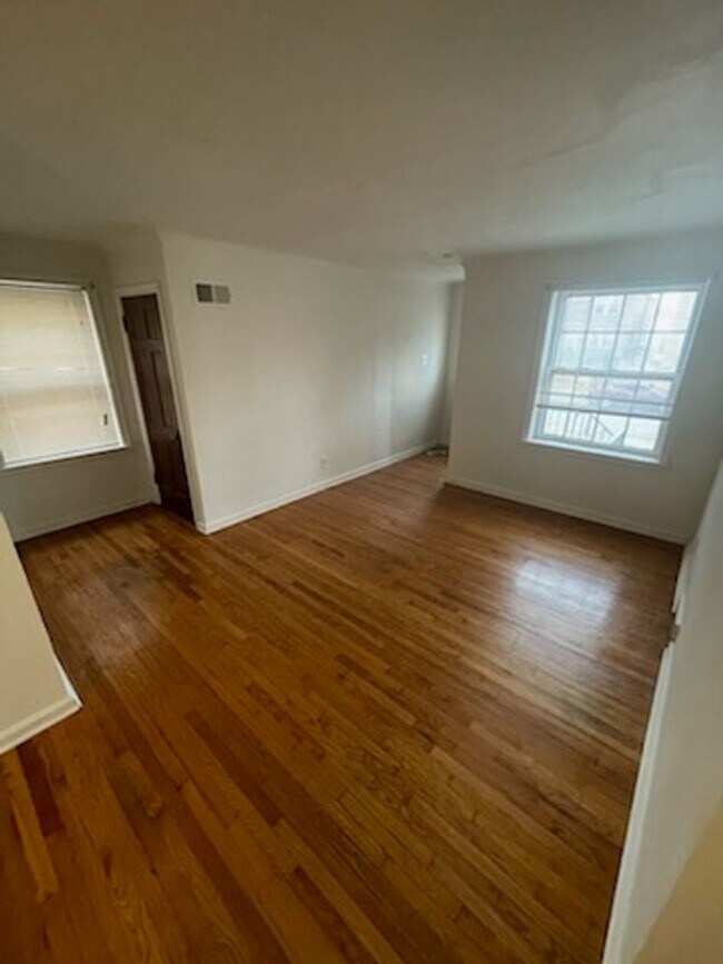 Foto del edificio - Charming 1-Bedroom Apartment