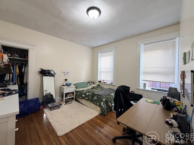 Building Photo - 440 Park Dr