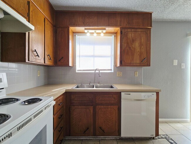 Foto del edificio - HOME FOR THE HOLIDAYS SPECIAL & SECTION 8 / HUD ACCEPTED - AVAILABLE NOW!
