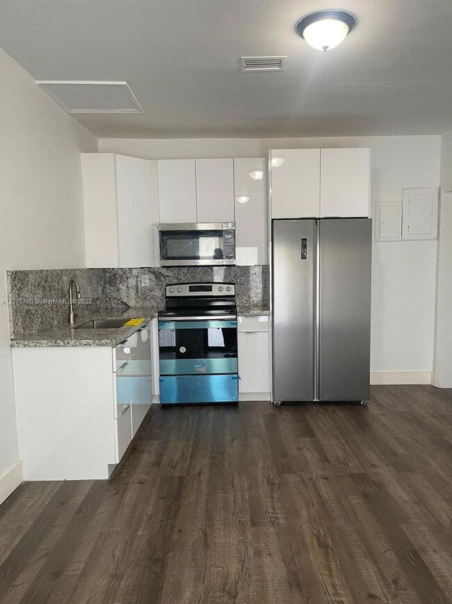 Foto del edificio - 10810 NW 26th Ave