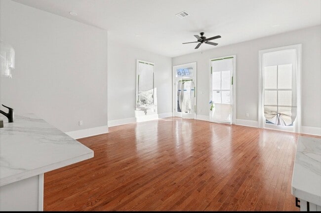 Building Photo - Treme Single