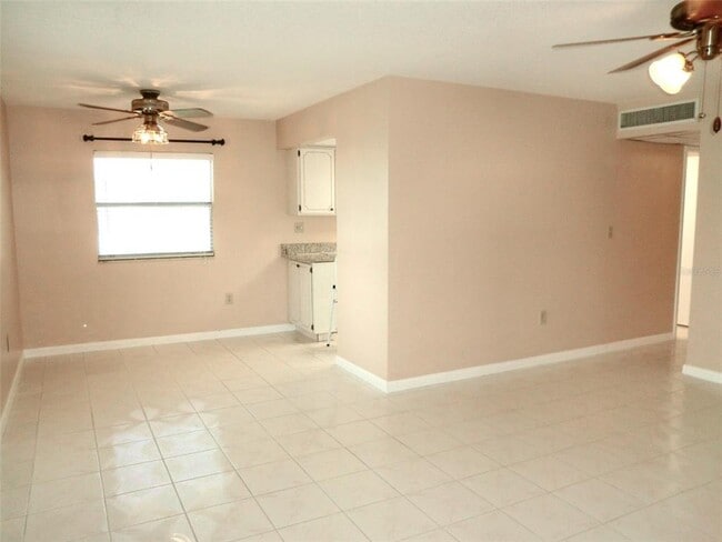 Building Photo - 206 Andover Pl N