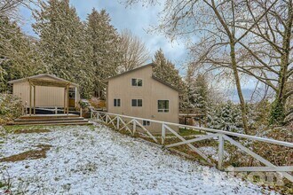 Building Photo - 10727 Lake View Dr