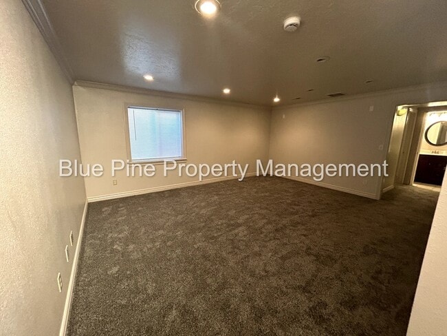 Building Photo - 648 E Poplar St