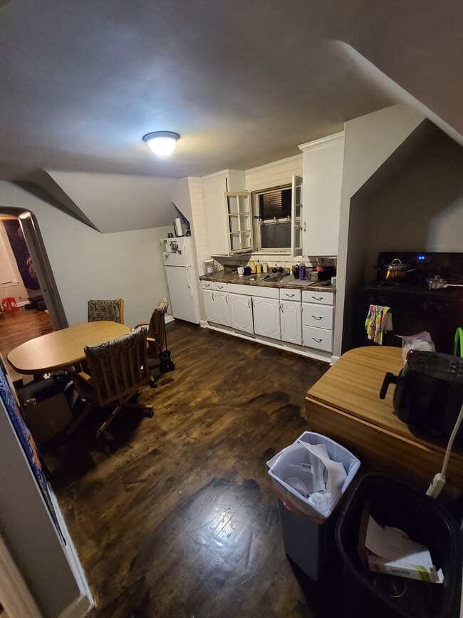 Kitchen - 2825A N Booth St