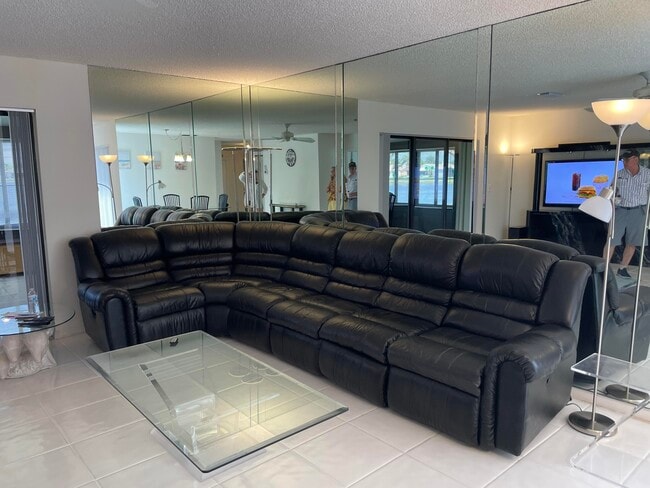 Building Photo - 5355 Mirror Lakes Blvd