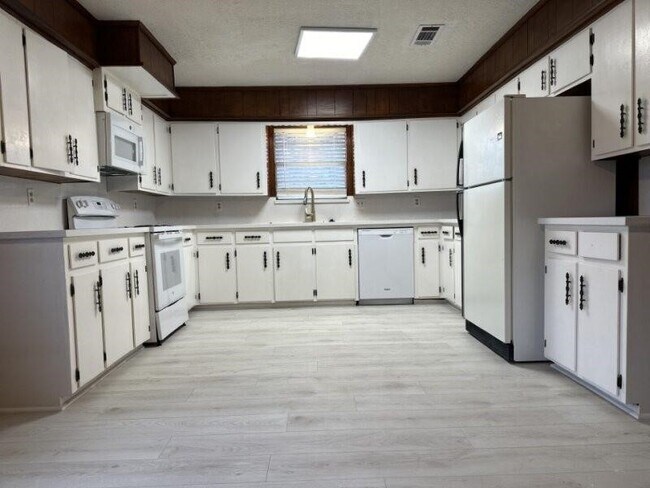 Foto del edificio - 803 Golf Ct