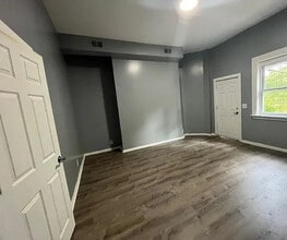 Building Photo - 11 Straight St