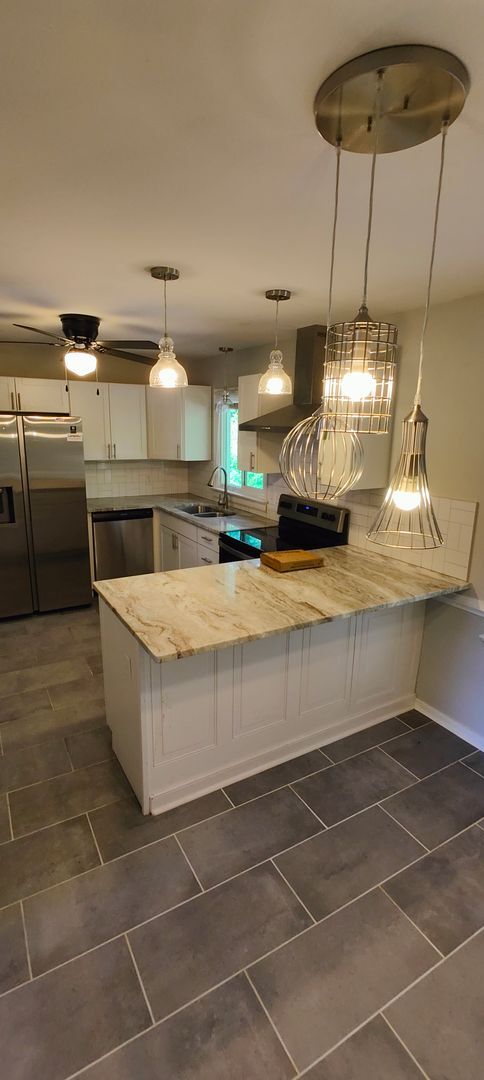 Building Photo - Renovated, Spacious Split Foyer homme