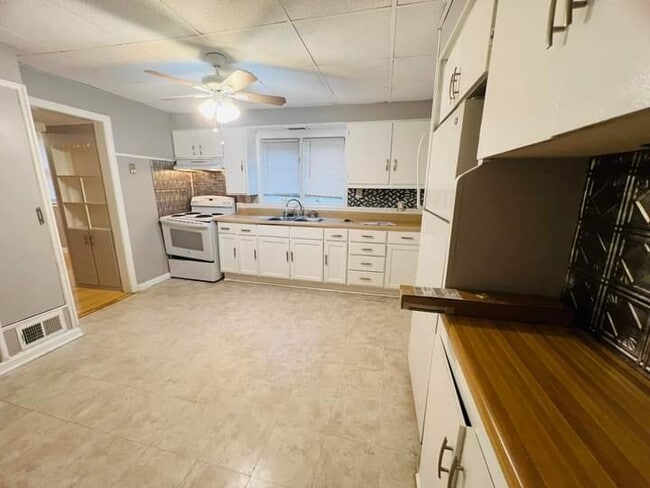 Building Photo - 3925 W 22nd St