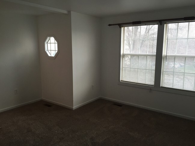 Building Photo - 518 W Valley View Ave