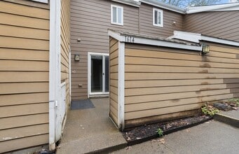 Building Photo - 1614 Village Park Pl