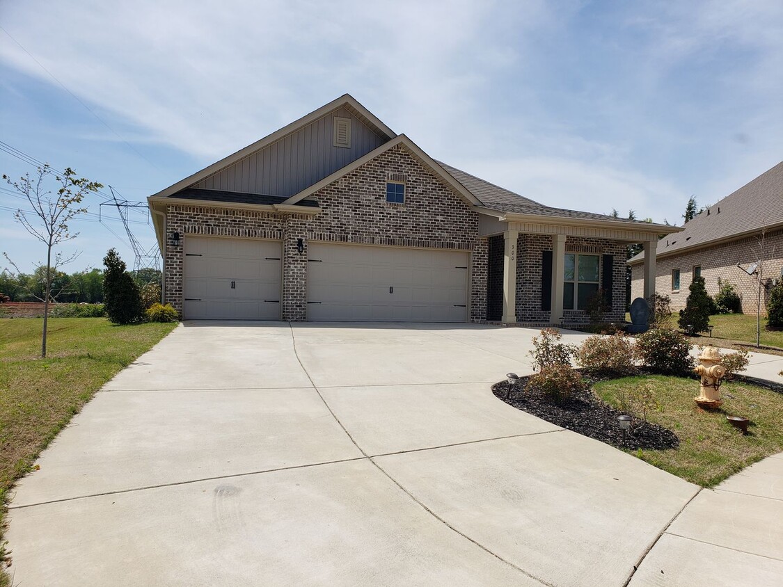 Foto principal - Beautiful brick home with many amenities!