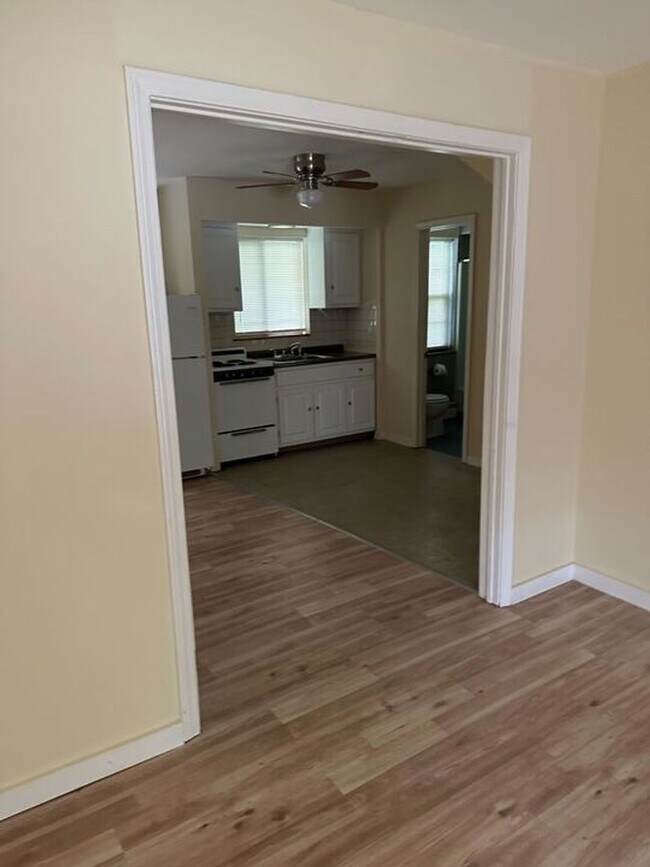 Foto del edificio - Large 1br in Townhome with Garage and Deck(Heat Included)