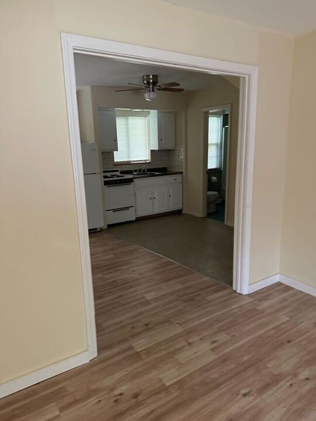 Building Photo - Large 1br in Townhome with Garage and Deck(Heat Included)
