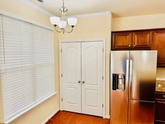 Building Photo - Inviting and spacious 4-bedroom, 2-bathroo...