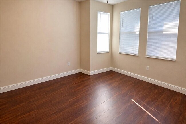 Foto del edificio - 533 NE 3rd Ave