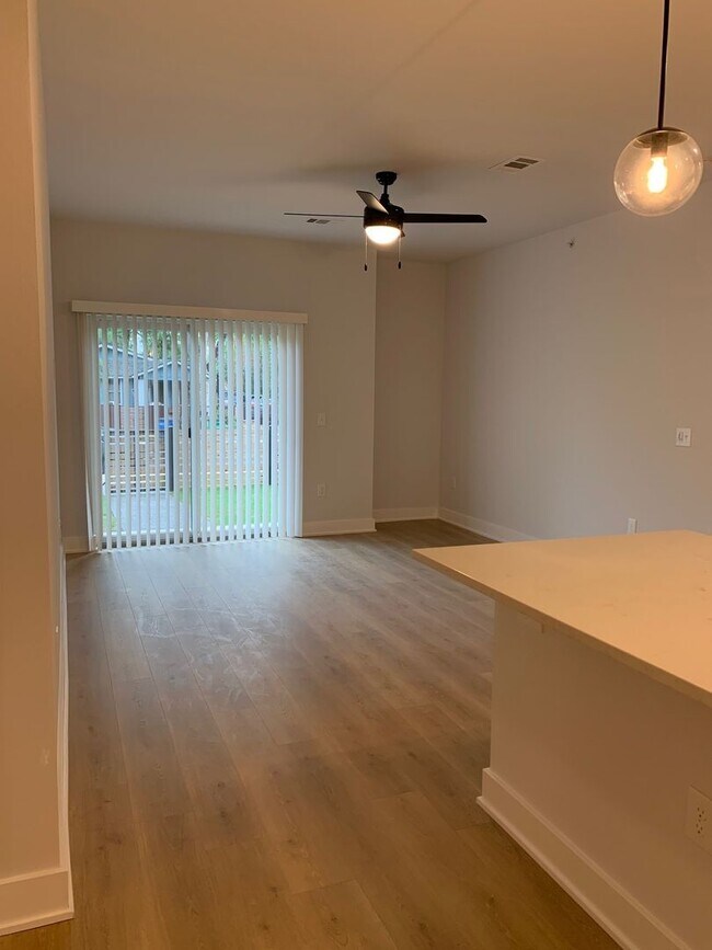 Foto del edificio - 2 Bedroom 2 Bath Condo w/ Fenced In Yard!